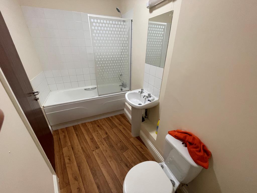 Lot: 24 - VACANT TWO-BEDROOM FLAT - Bathroom with W.C.